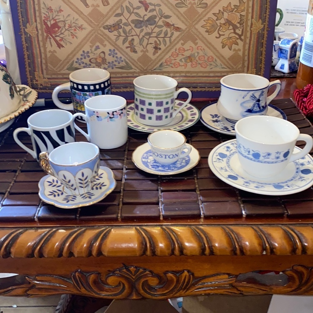 Set of 8 small teacups and saucers - Picture 1 of 11